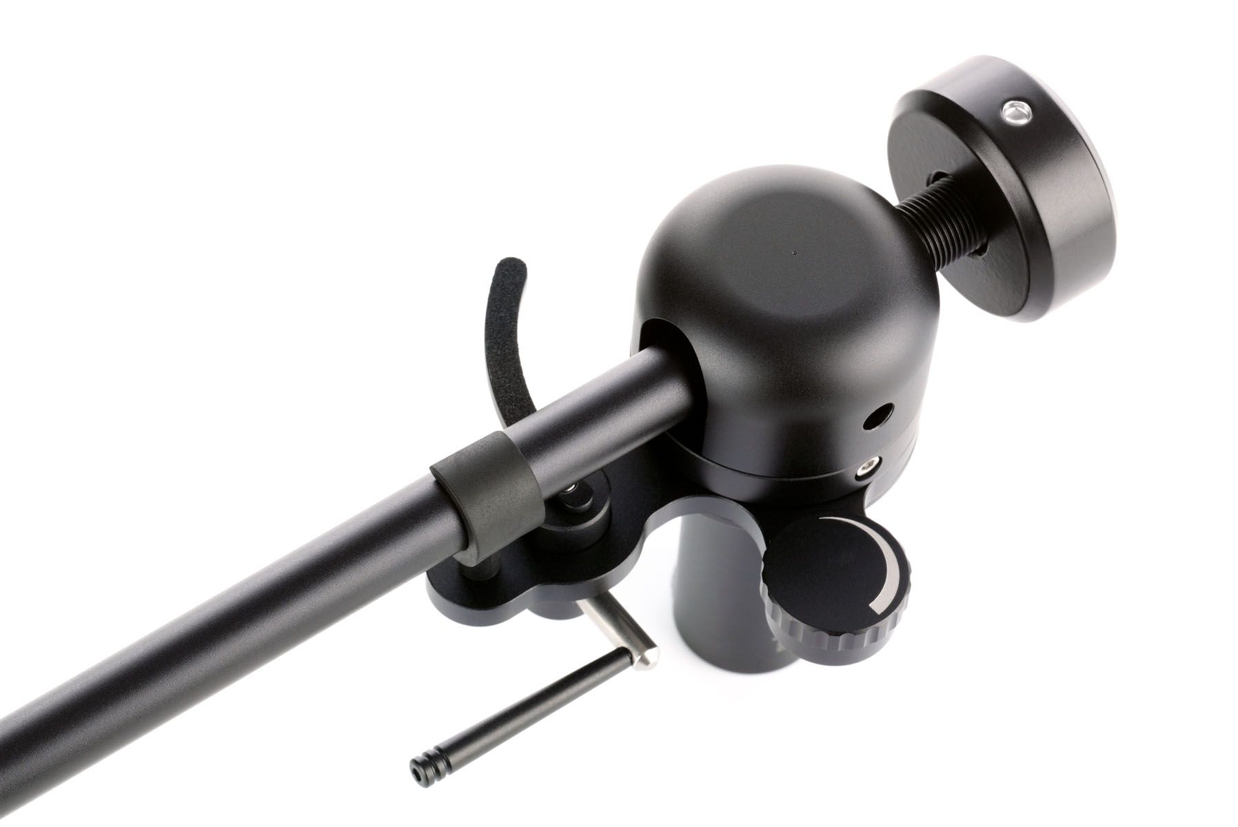Detailaufnahme des schwarzen clearaudio Profiler Tonarms aus der Vogelperspektive mit Fokus auf das Aluminium-Lagergehäuse und das Gegengewicht auf weißem Hintergrund.