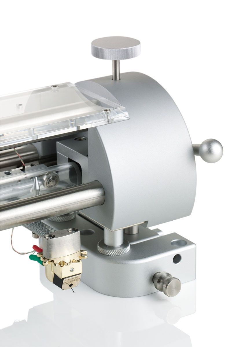 Detaillierte Nahaufnahme der silbernen Höhenverstellungsmechanik mit Rändelschrauben und dem Metallführungsrohr des clearaudio TT2 Tonarms, mit Teilansicht eines montierten Tonabnehmers.