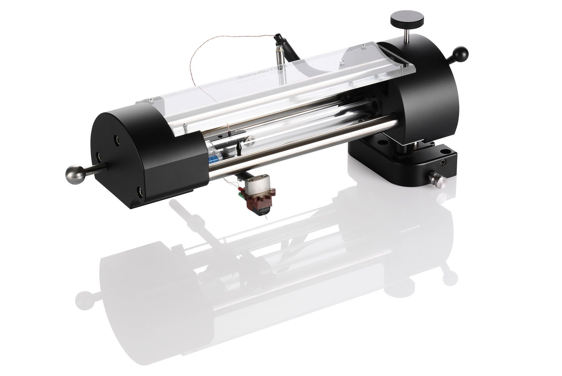 clearaudio TT2 Tangentialtonarm in Schwarz mit Acrylabdeckung über einem polierten Glasrohr, montiert auf einer schwarzen Basis, Studioaufnahme auf weißem Hintergrund mit Spiegelung.