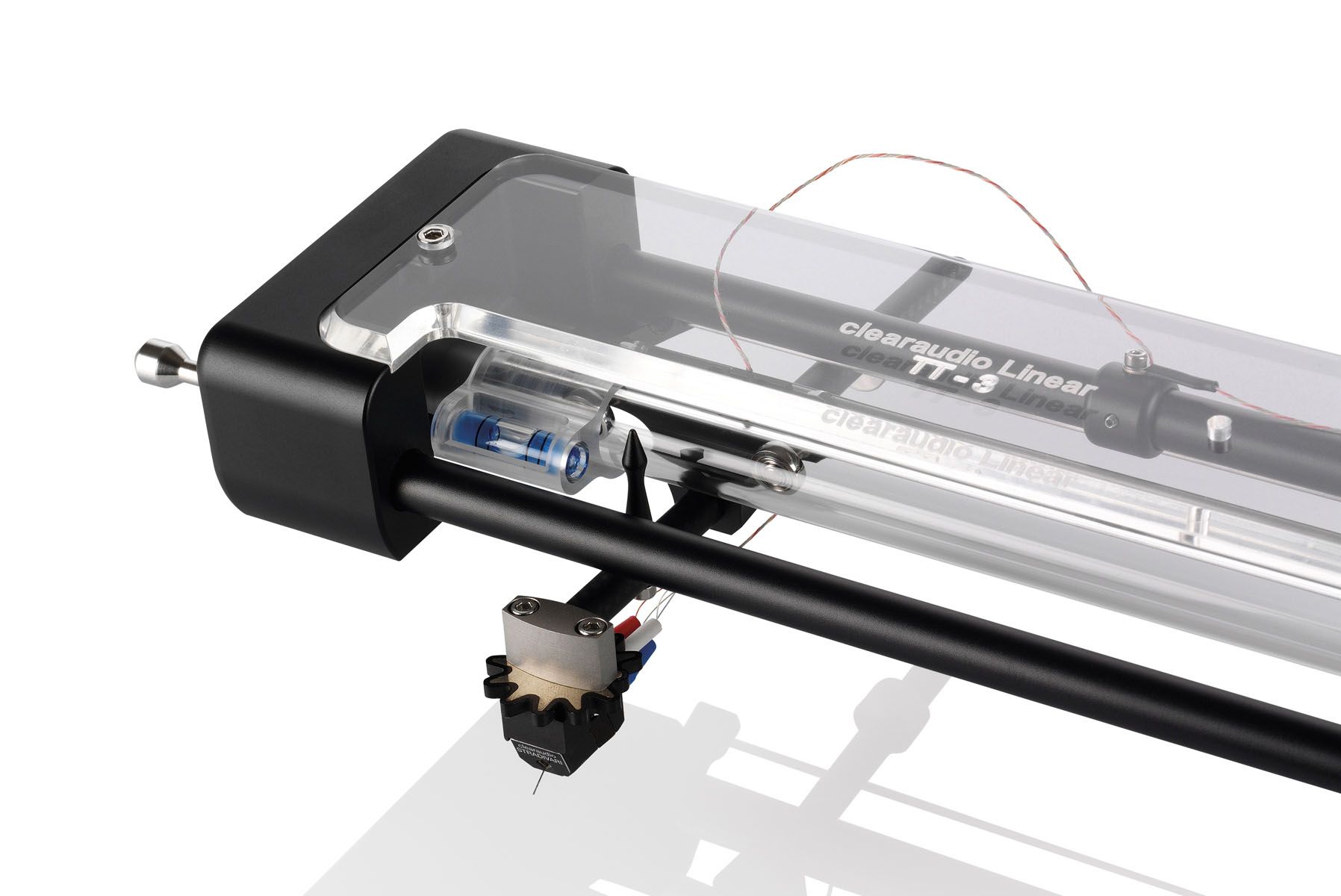 Detailansicht des schwarzen clearaudio TT3 Tangentialtonarms von oben mit gut lesbarem Schriftzug „clearaudio Linear TT-3“, einer kleinen eingebauten blauen Wasserwaage und darunterliegendem Tonabnehmer.