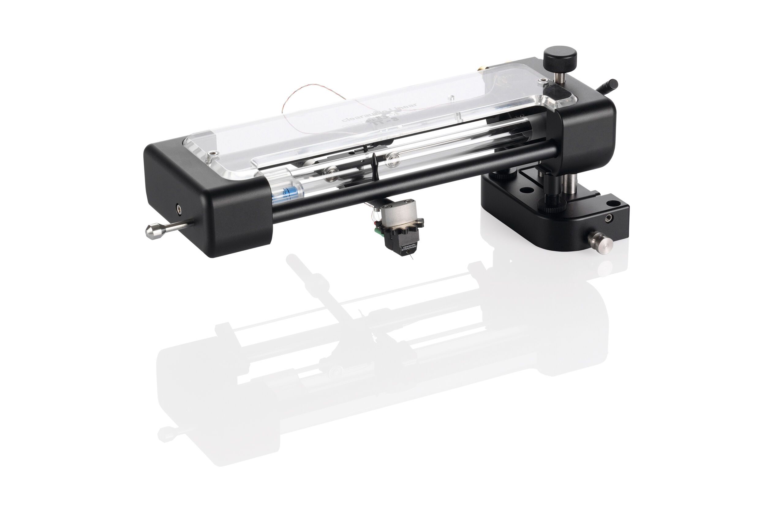 Schwarzer clearaudio TT3 Tangentialtonarm mit transparenter Führungsröhre und mechanischer Steuerung auf weißem Untergrund mit Spiegelung.