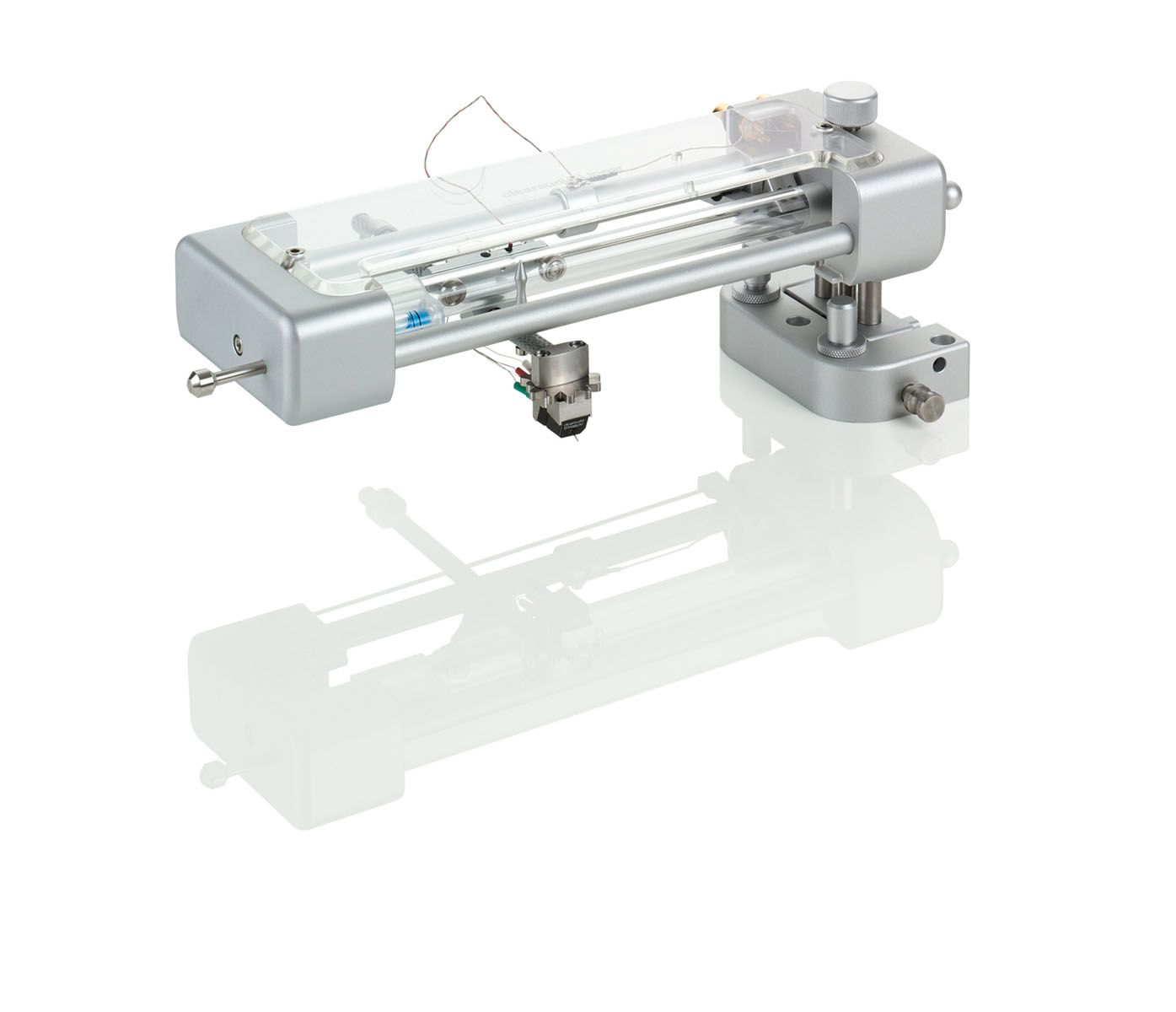 ilberner clearaudio TT3 Tangentialtonarm mit transparenter Acrylabdeckung und montiertem Tonabnehmer, Studioaufnahme auf weißem Hintergrund mit deutlicher Spiegelung nach unten.