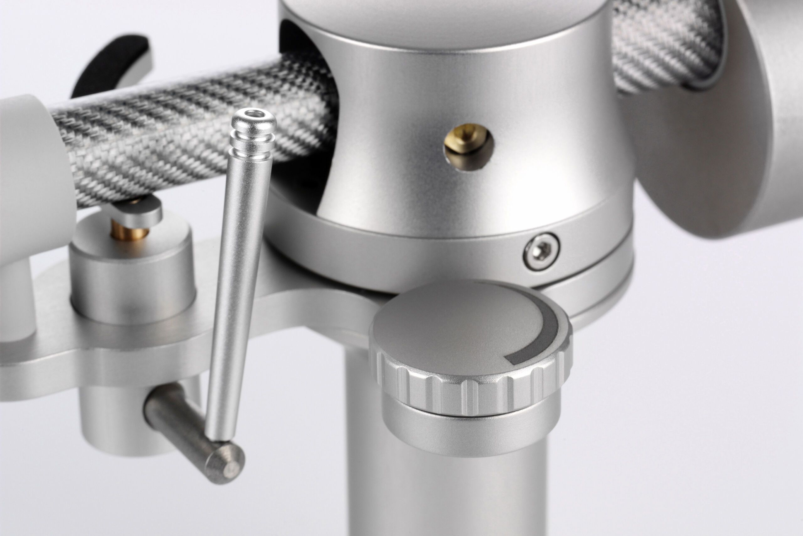 Makro-Nahaufnahme der silbernen Drehachse und der feinmechanischen Einstellräder für das magnetische Antiskating eines clearaudio Tonarms.