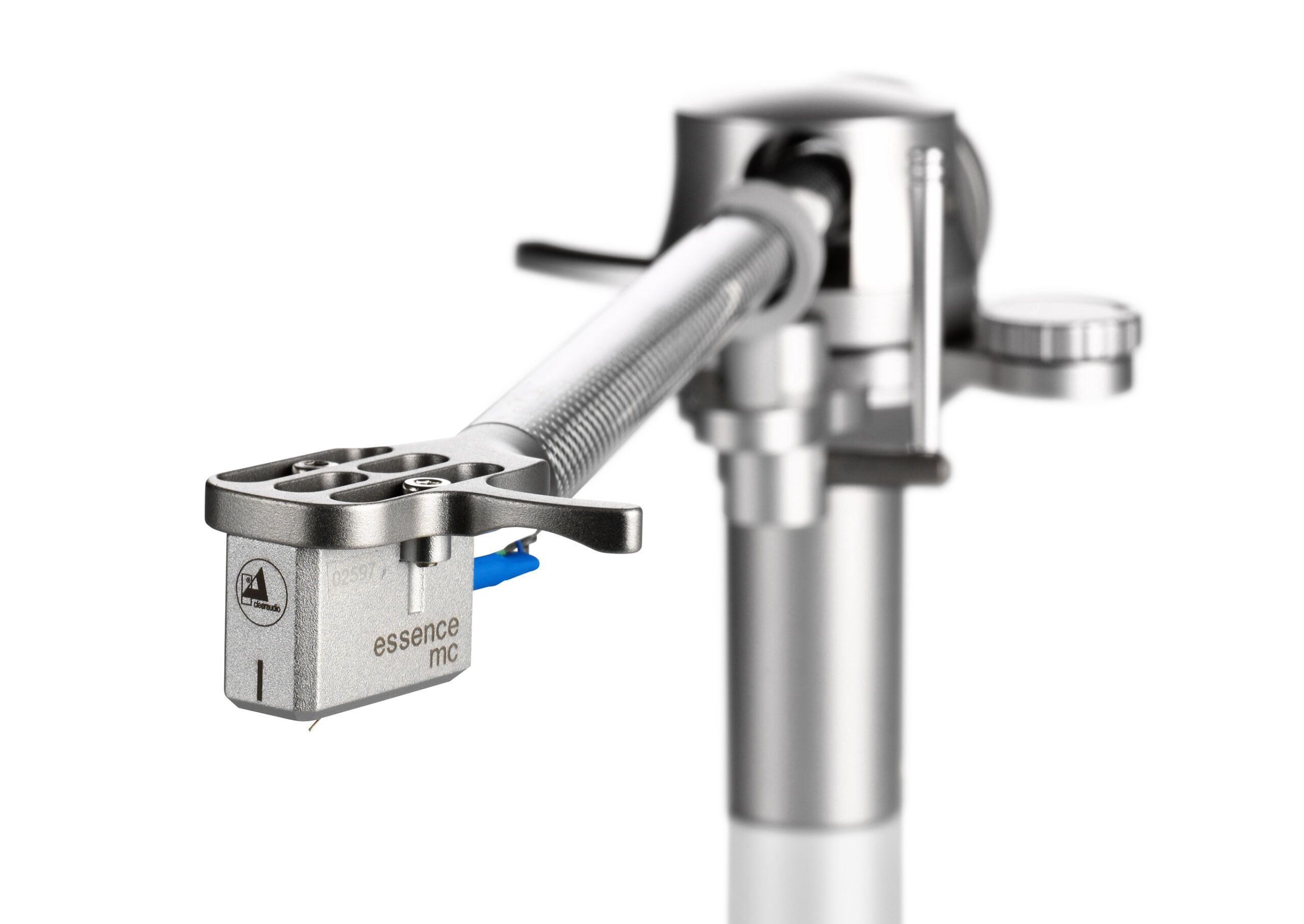 Clearaudio Tonarm aus Carbon mit montiertem Essence MC Moving-Coil-Tonabnehmer in der Schrägansicht auf weißem Hintergrund.