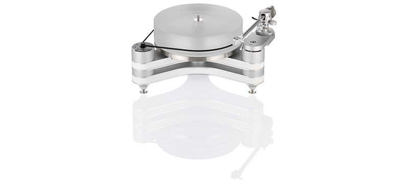Silberner clearaudio Innovation High-End-Plattenspieler mit Y-förmigem Chassis, Riemenantrieb und Tonarm auf weißem Hintergrund mit Spiegelung.
