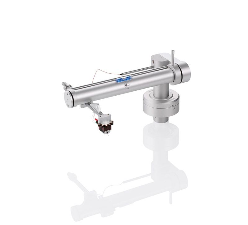 Silberner clearaudio TT5 Tangentialtonarm in der Schrägansicht mit feiner Spiegelung auf weißem Hintergrund.