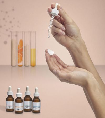 ndividualisierte Hautpflege als Konzentrat - Hand hält Pipette mit Konzentrat