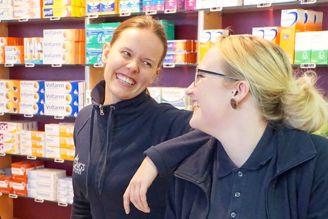 2 junge lächelnde Mitarbeiterinnen