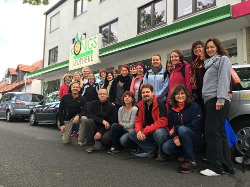 Gruppe von Mitarbeitern vor der Apotheke in Nürnberg