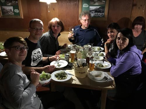 Auf der Hütte in den Bergen - beim Essen