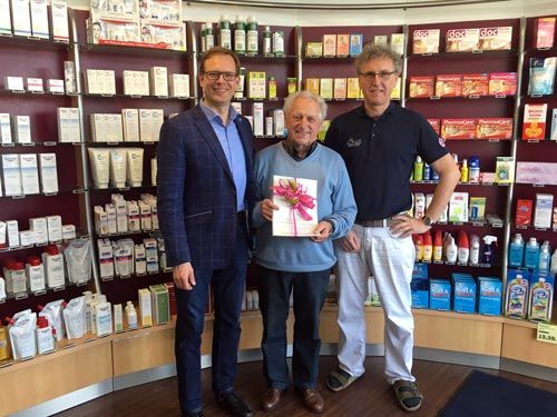 Geschenkübergabe an Fahrer durch die Apothekenleitung