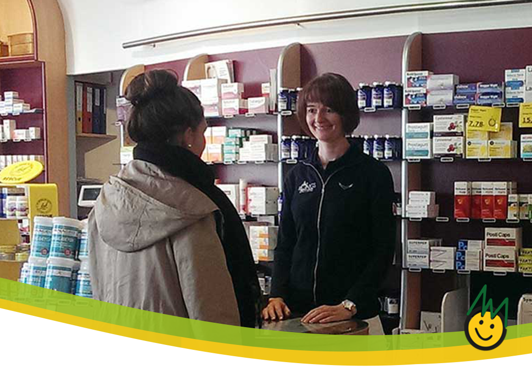 Mitarbeiterin berät Kundin in der Apotheke