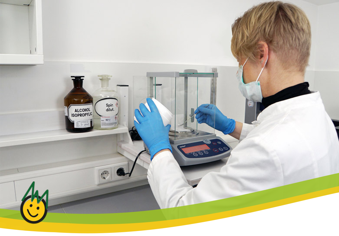 Mitarbeiterin wiegt Wirkstoff auf der Waage