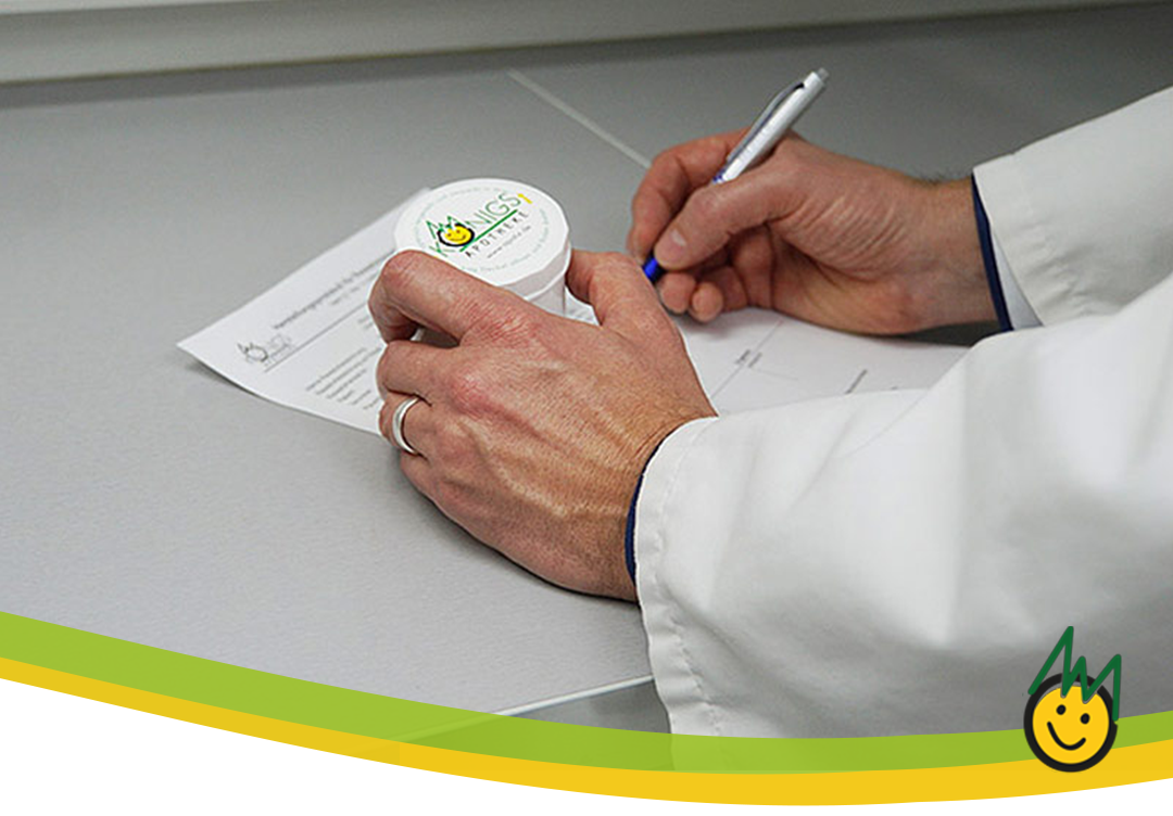 Hände halten Salbenkruke und Kugelschreiber