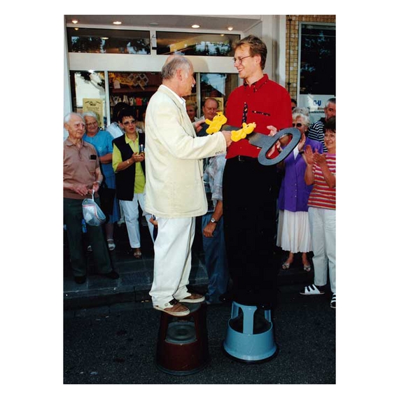 Hanno König überreicht symbolischen Schlüssel an Sohn Ralf