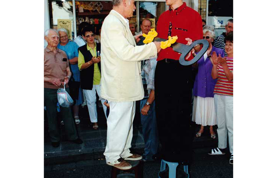 Hanno König überreicht symbolischen Schlüssel an Sohn Ralf