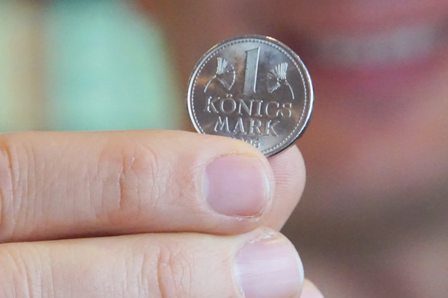 Hand hält einen Königs Mark Taler