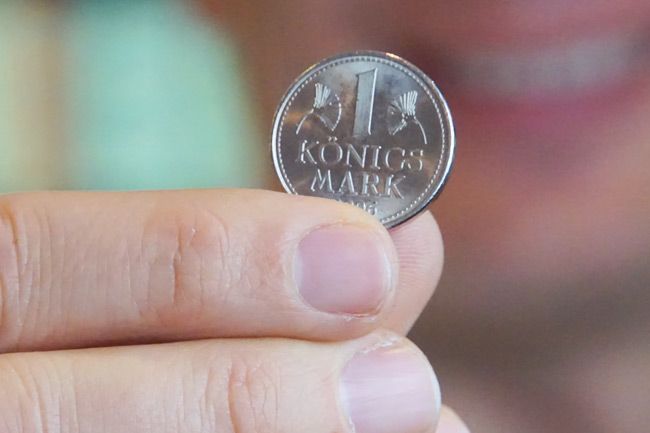 Hand hält einen Königs Mark Taler