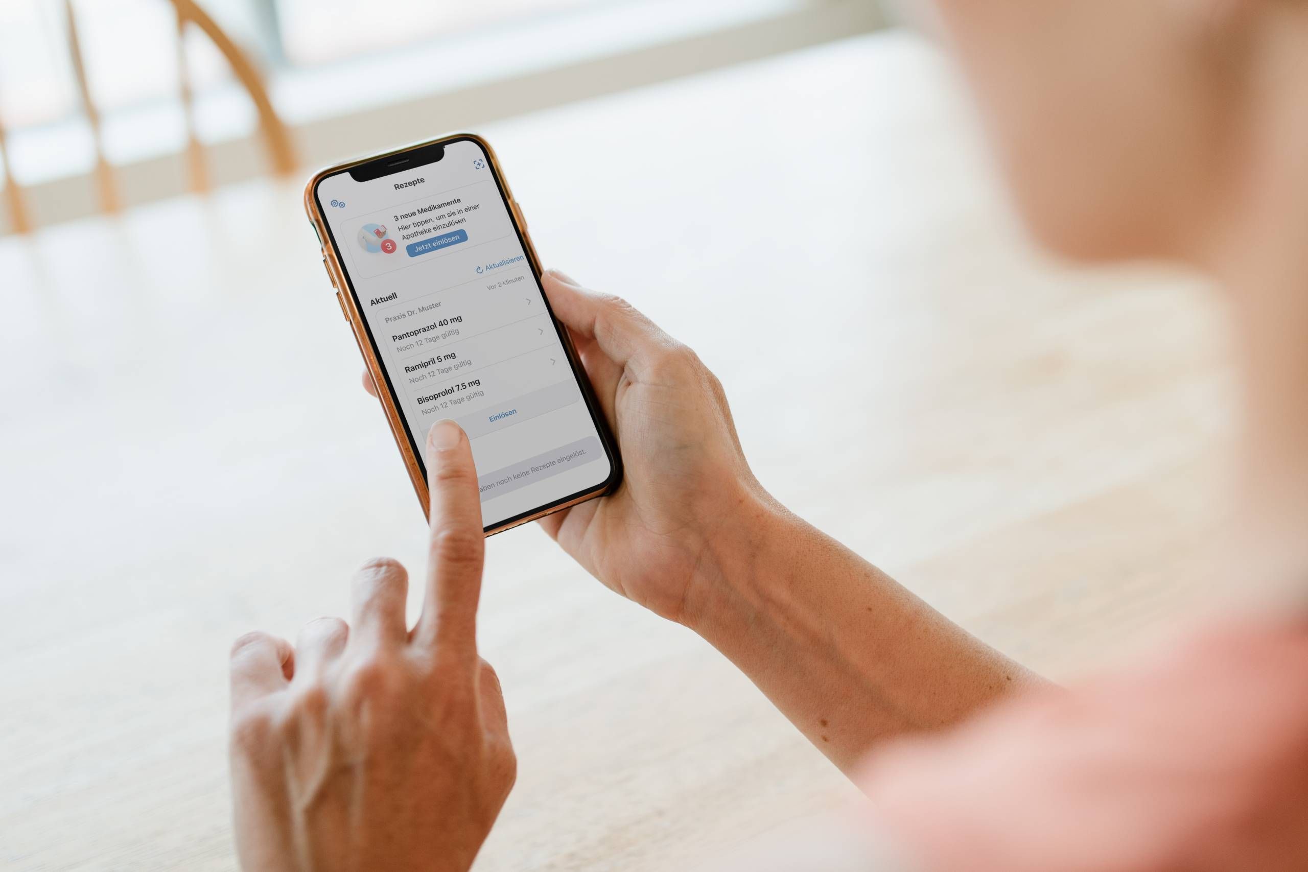 Hände halten Smartphone