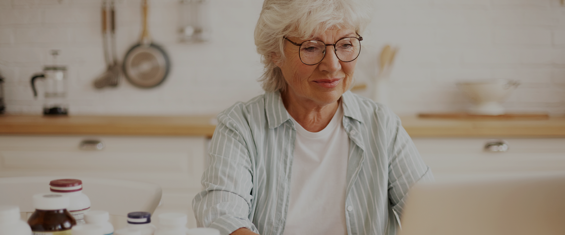 ältere Frau mit Brille