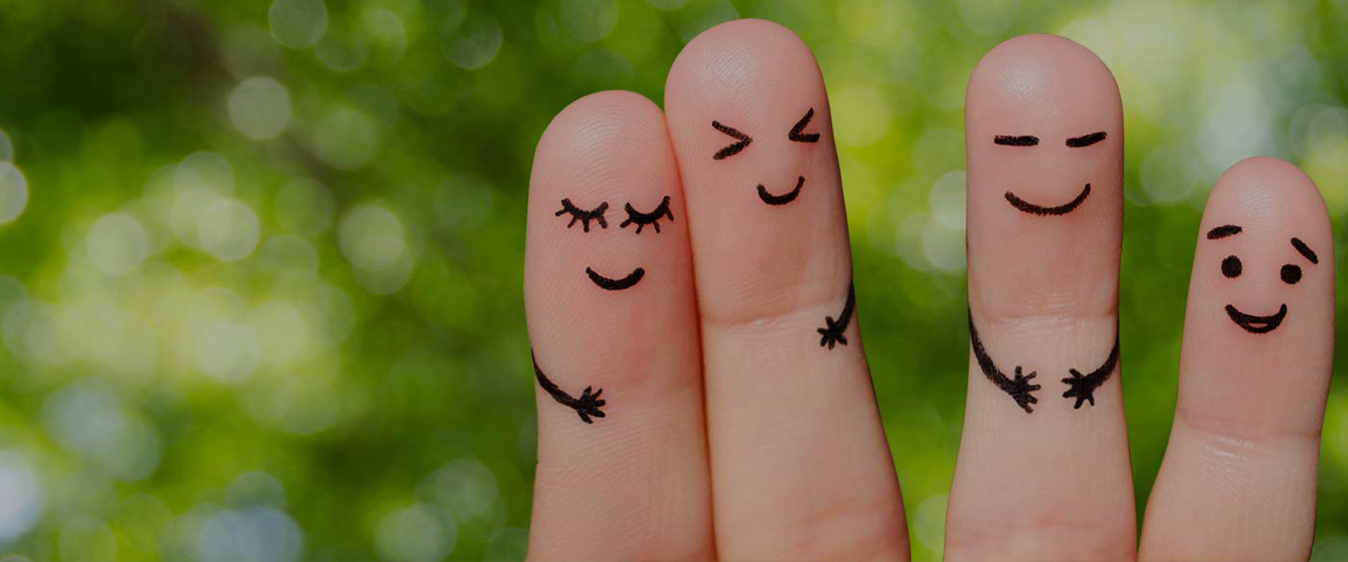 4 Finger mit Smileybeschriftung