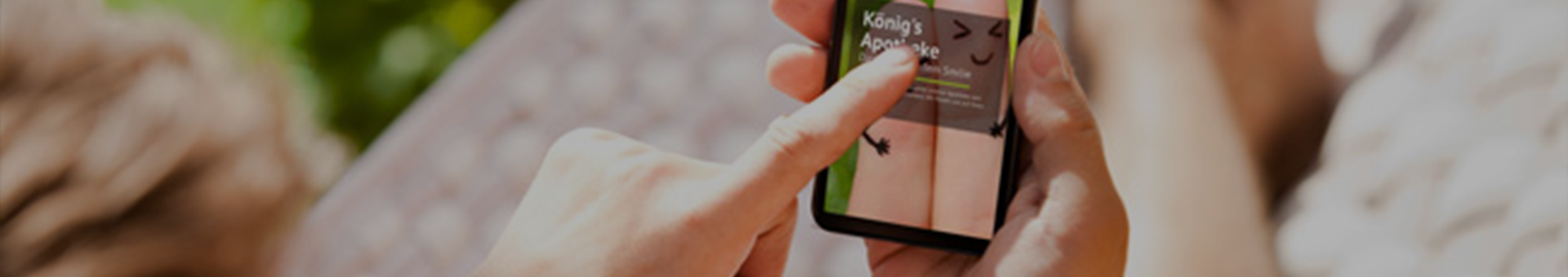 Hände halten Smartphone