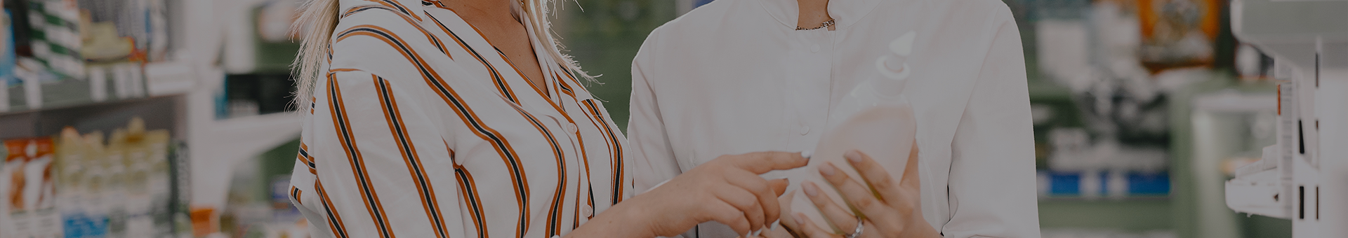 2 junge Frauen halten ein Waschgel in der Hand