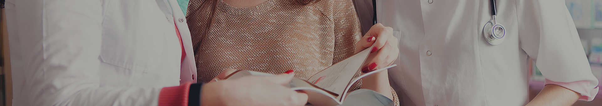 3 Personen schauen in eine Broschüre