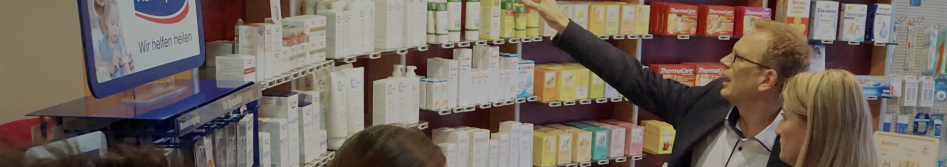 Ralf König zeigt Mitarbeiterin das Produktsortiment