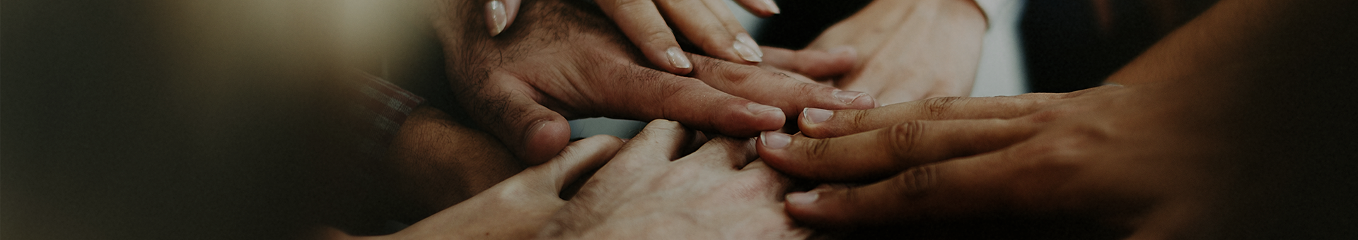 viele Hände übereinander