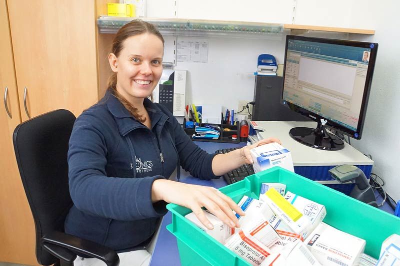 Mitarbeiterin bearbeitet am PC eine Medikamentenlieferung