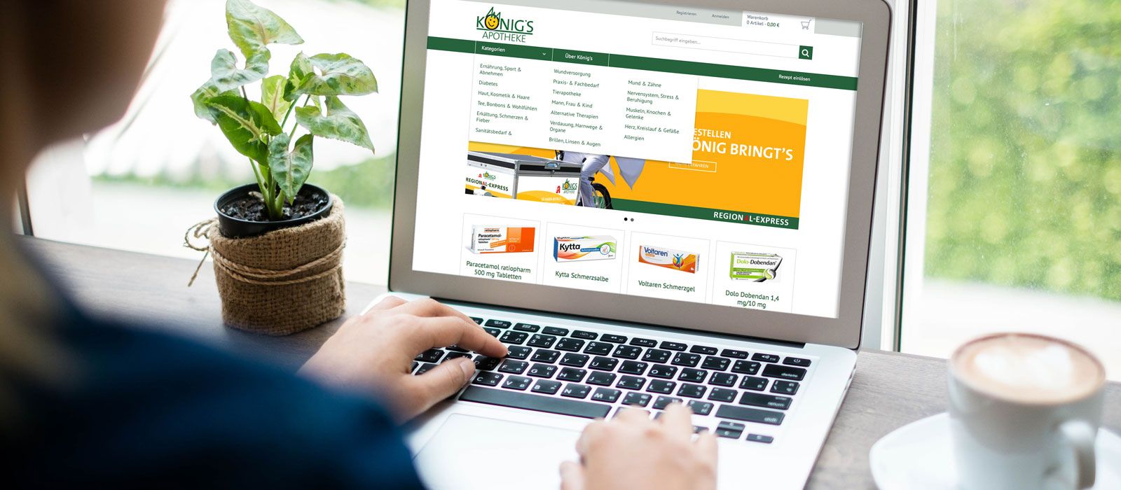 Person am Laptop mit Startseite vom Apotix Shop