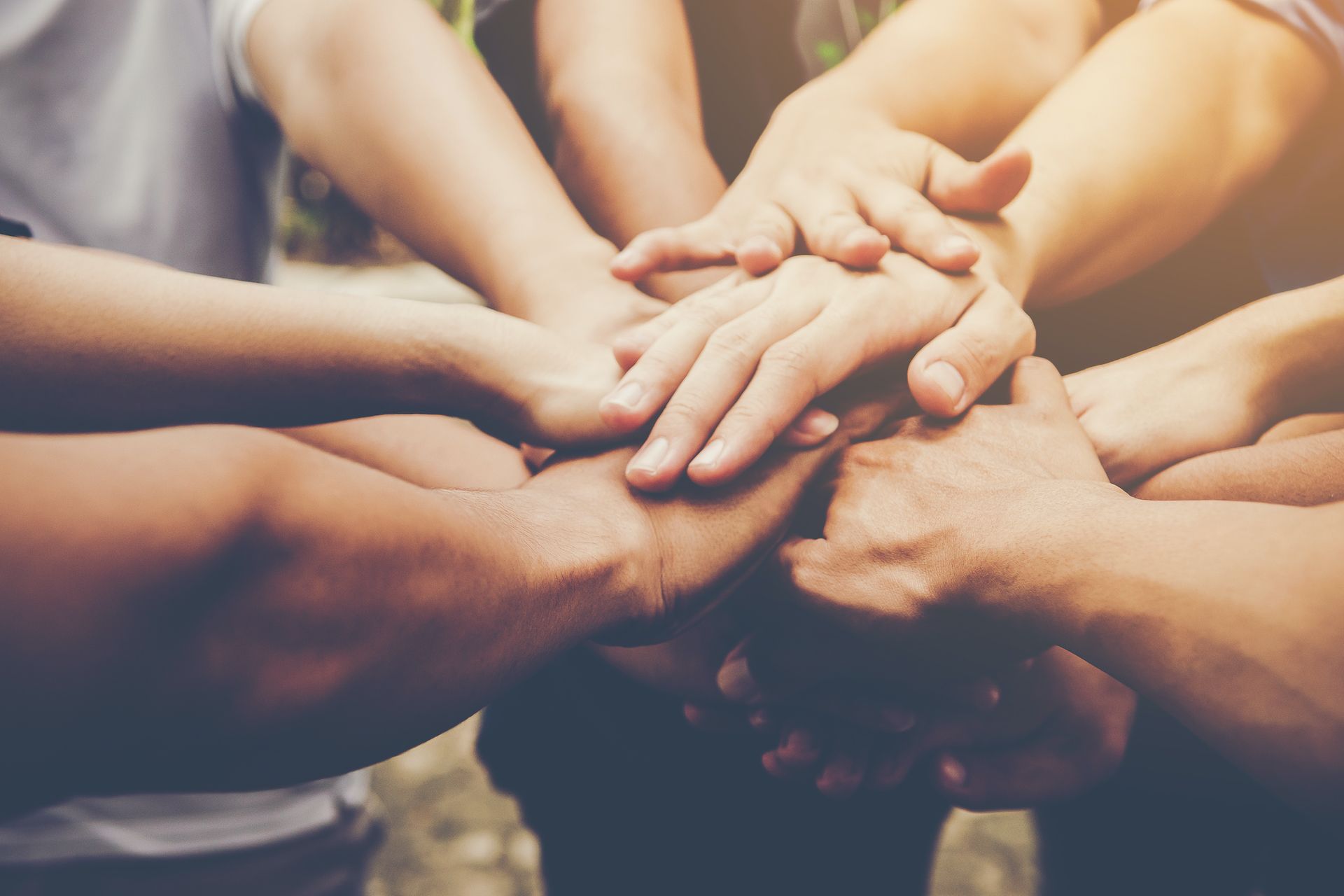 Teamwork viele Hände übereinander