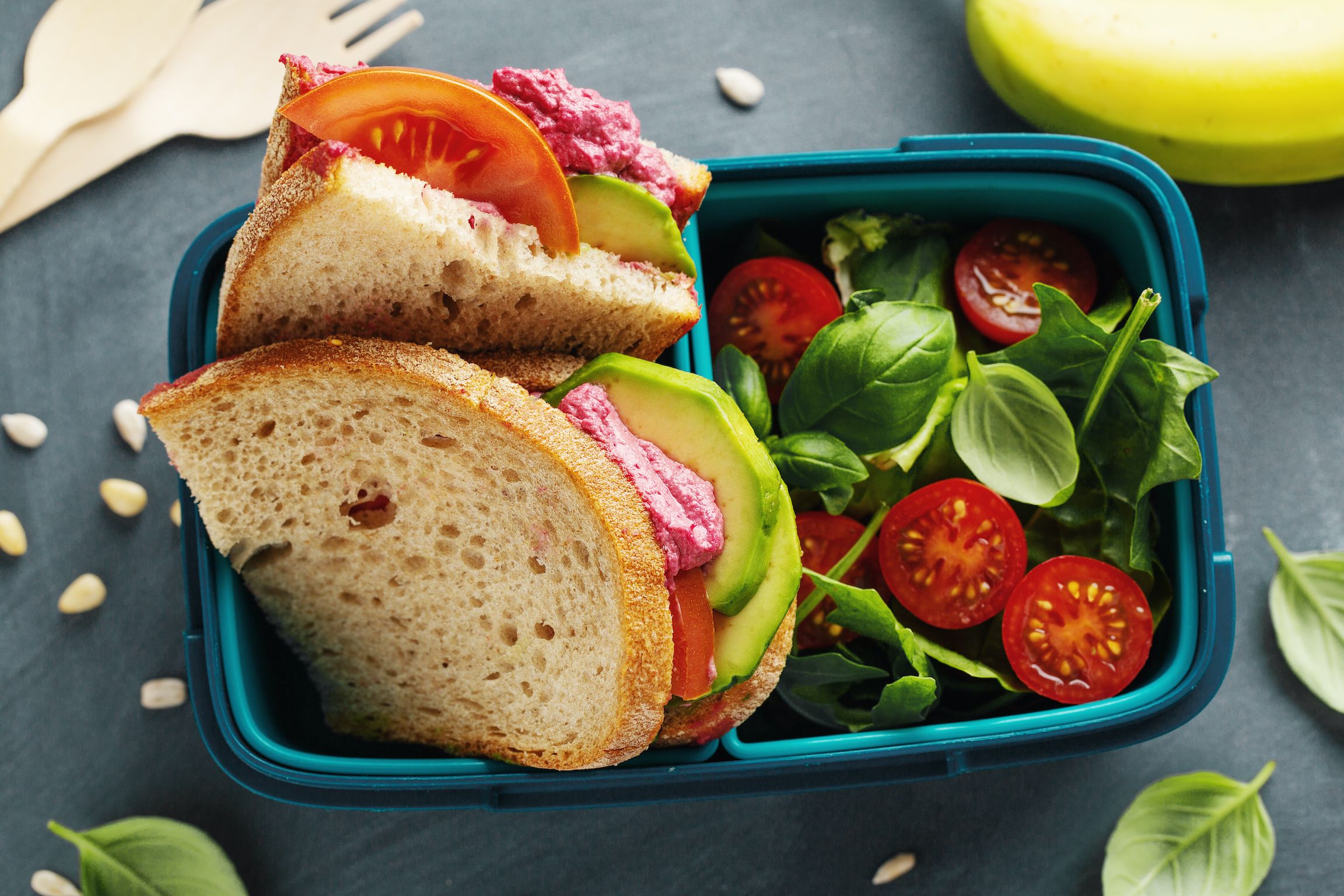vegane Lounchbox mit Avocadobrot, Tomaten und frischer Spinat