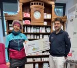 Herr Metzold übergibt Spende an Frau Kassner in Vertretung für die Blindenschule Langwasser im Dezember 2024