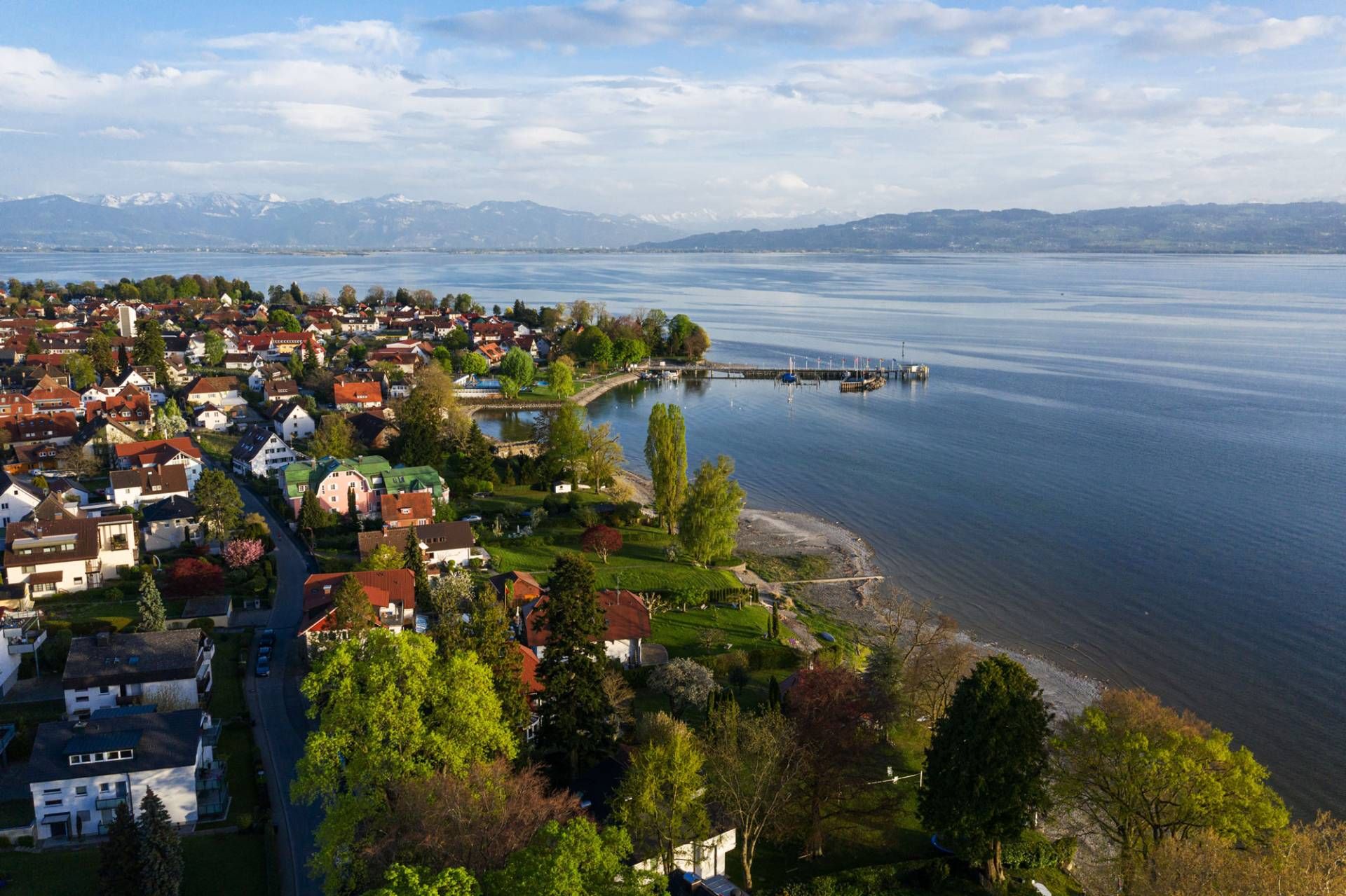 Luftaufnahme von Nonnenhorn mit Blick auf Ortskern, Landesteg und Uferstraße