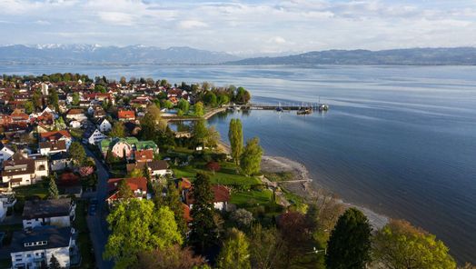 Luftaufnahme von Nonnenhorn mit Blick auf Ortskern, Landesteg und Uferstraße