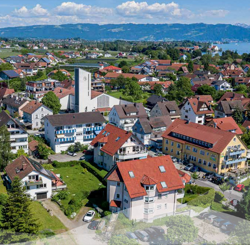 Luftaufnahme vom Ortszentrum mit Kirche