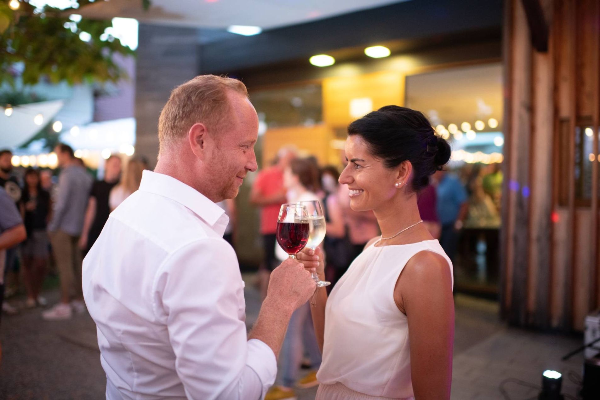 Ein Paar prostet sich mit Wein zu beim Weinfestival Komm und See
