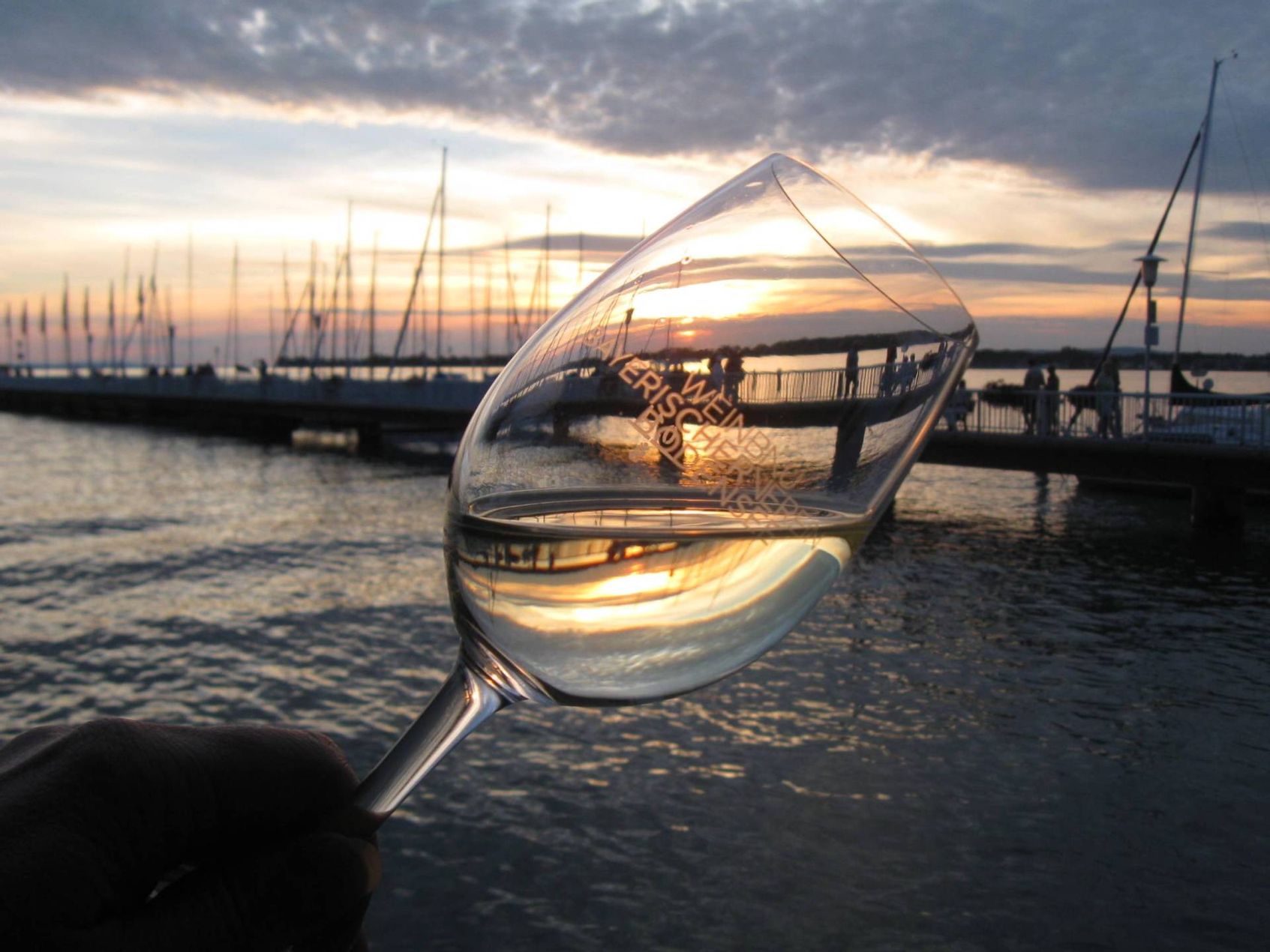 Weinglas vor dem Sonnenuntergang am Landesteg
