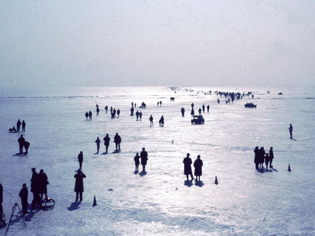 Ein historisches Bild von der Seegfrörne 1963, man sieht viele Menschen, die den Bodensee auf dem Eis Richtung Schweiz durchqueren.
