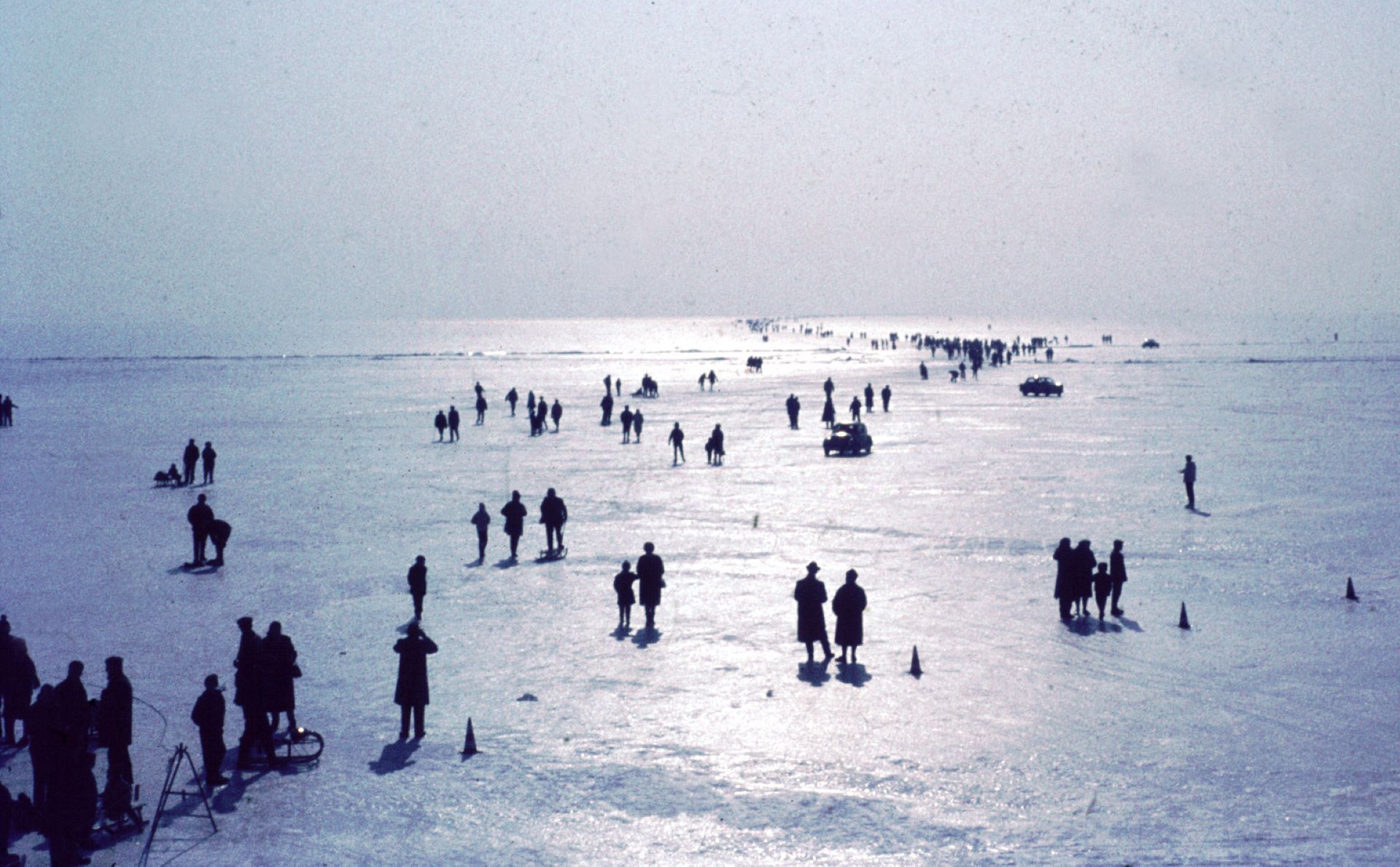 Ein historisches Bild von der Seegfrörne 1963, man sieht viele Menschen, die den Bodensee auf dem Eis Richtung Schweiz durchqueren.