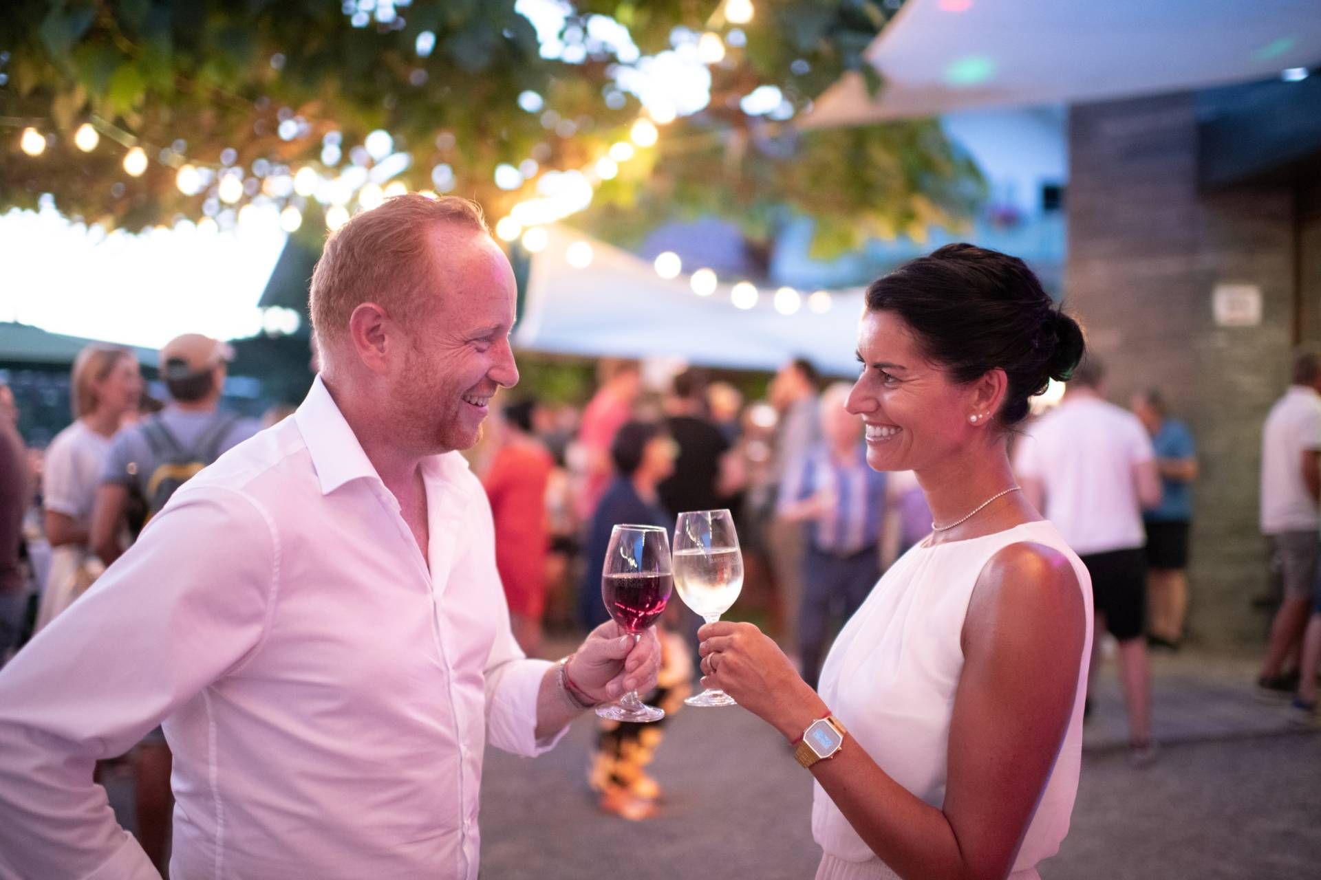 Winzerfest Komm und See, ein Paar prostet sich zu