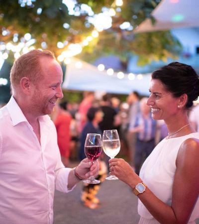 Winzerfest Komm und See, ein Paar prostet sich zu