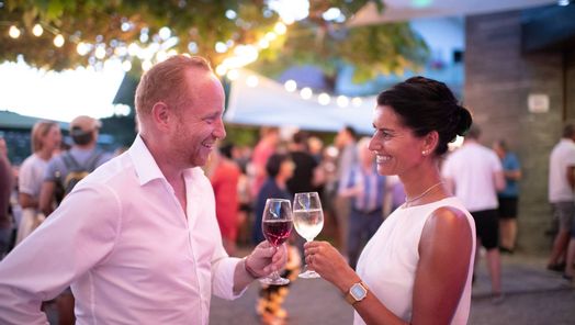 Winzerfest Komm und See, ein Paar prostet sich zu