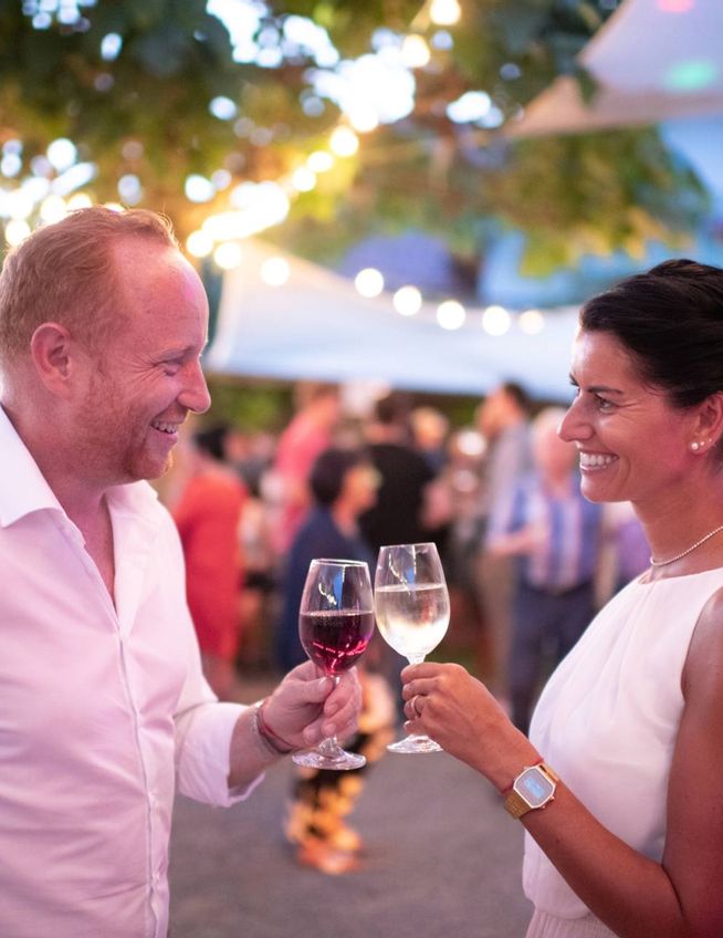 Winzerfest Komm und See, ein Paar prostet sich zu