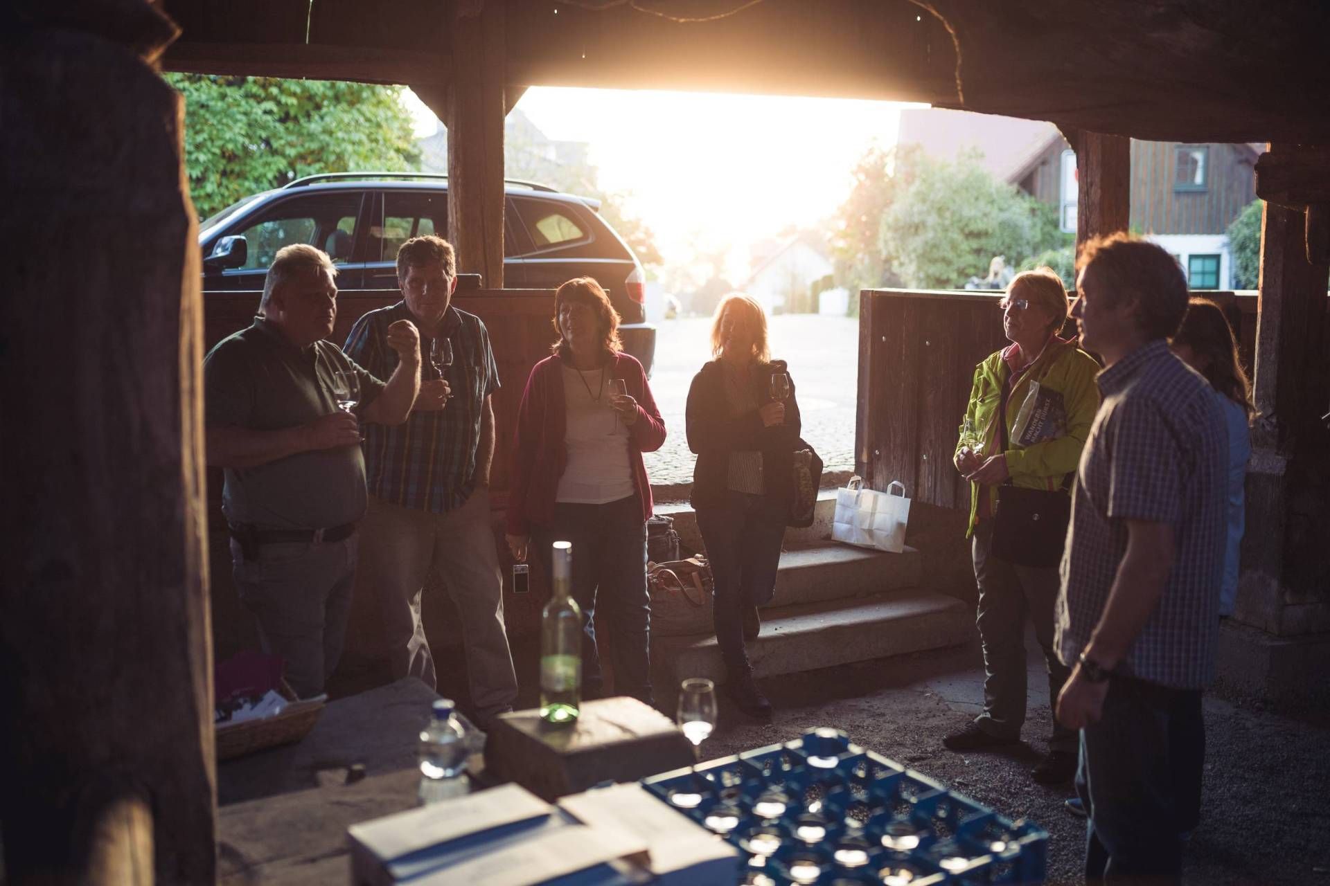 Weinprobe und Erklärung der historischen Weinpresse durch einen Winzer im Weintorkel