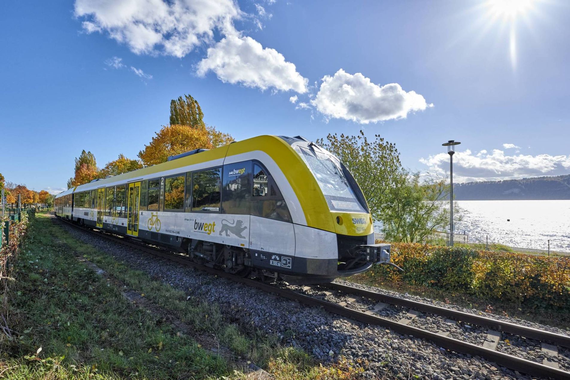 Zug auf einer Bahnlinie direkt am See entlang