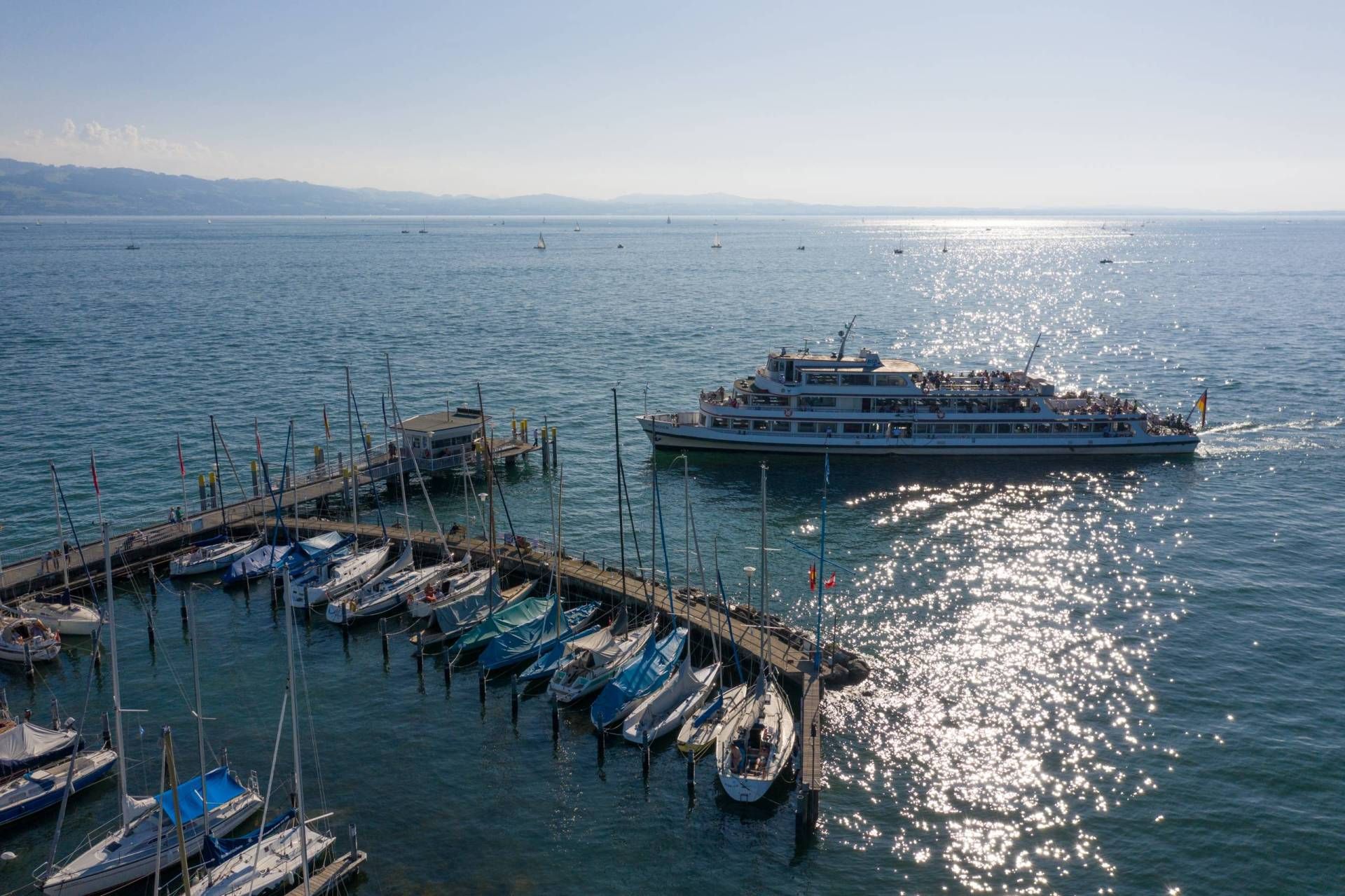 Hafen Nonnenhorn aus der Vogelperspektive, mit Linienschiff der Bodenseeschifffahrtsbetriebe