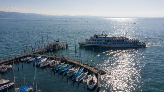 Hafen Nonnenhorn aus der Vogelperspektive, mit Linienschiff der Bodenseeschifffahrtsbetriebe